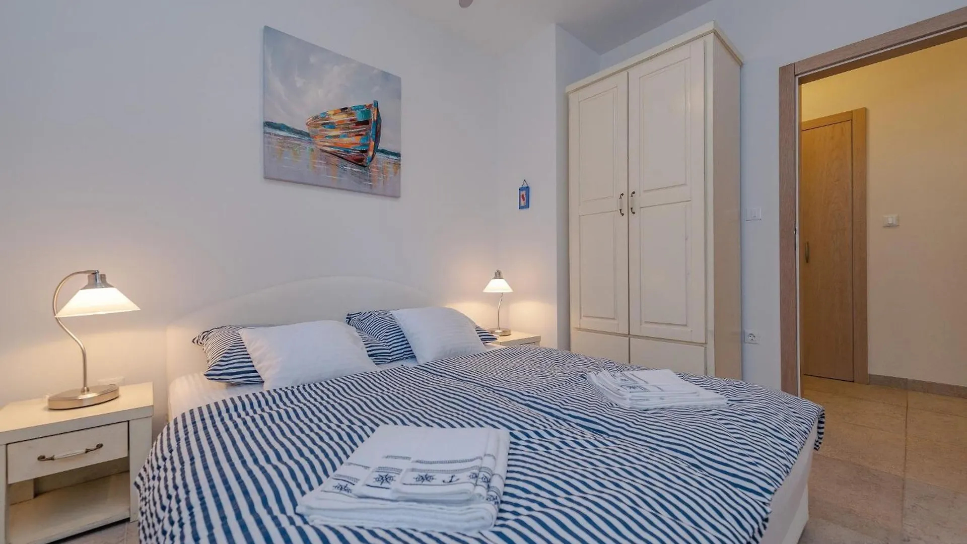 Apartment After All Wohnung Mit Pool In Mandre, Pag